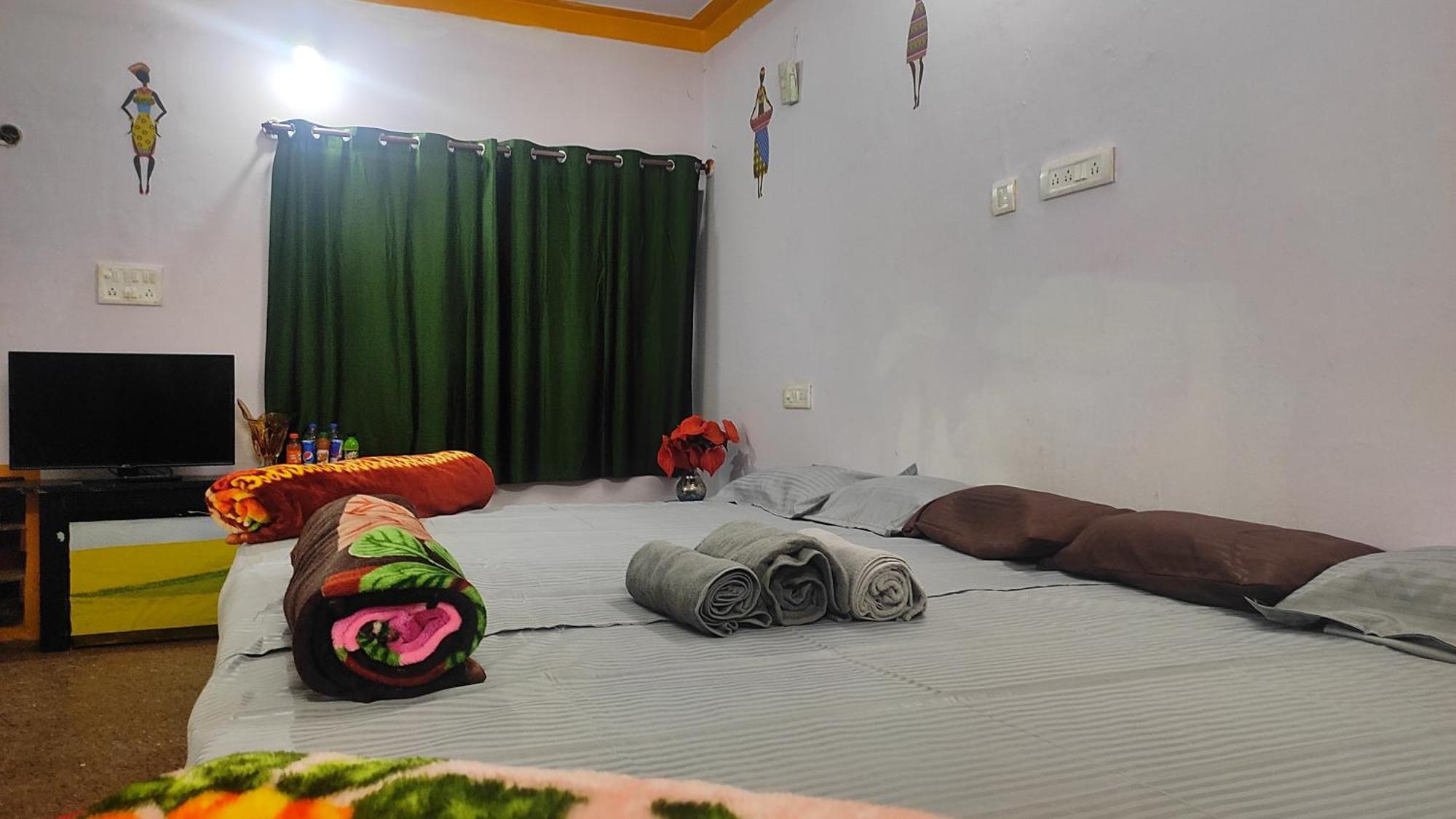 Adh Amilia Gardens Hotell Narasimharaja Puram Exteriör bild